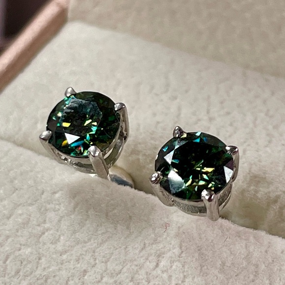 2ct Green Diamond studs earrings in 925 Silver. Screw in style. Earth mined - Picture 4 of 13